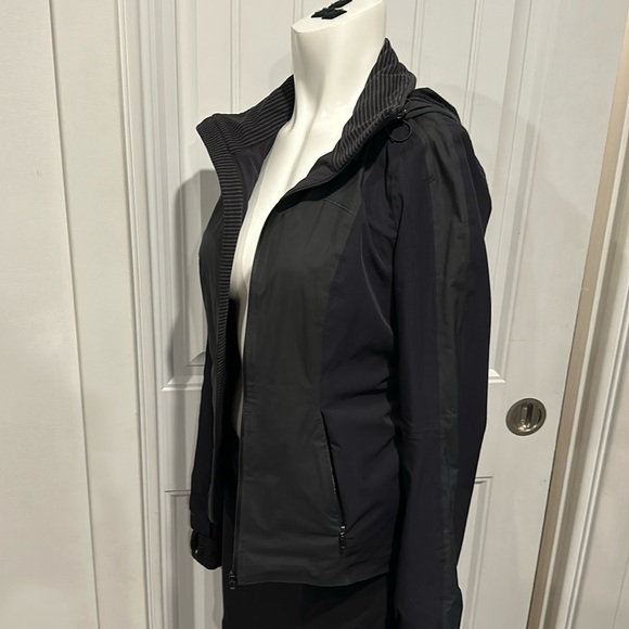Lululemon Women’s Windbreaker Jacket - rare - Picture 1 of 12